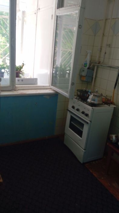 6 mkr 16 maktab yonida 1-xona kvartira sotiladi