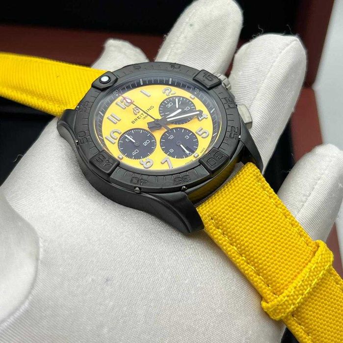 Breitling Avenger B01 Chronograph cu mecanism quartz