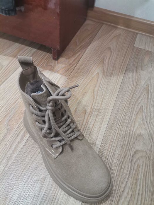 Продам зимние женские ботинки