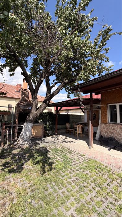 Inchiriez apartament la curte