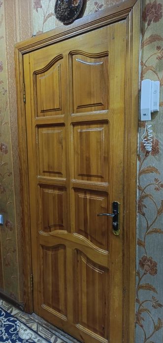 Продаю качественную дверь из натурального дерева