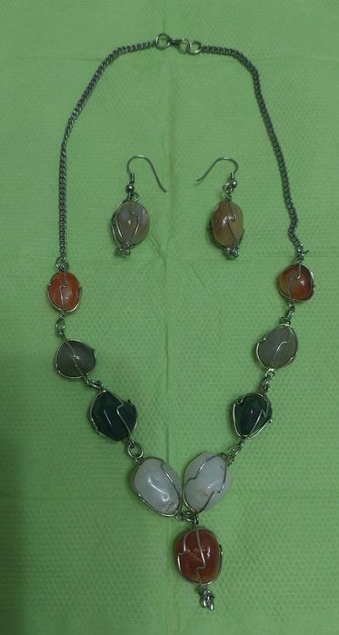 Колие с обеци полускъпоценни камъни