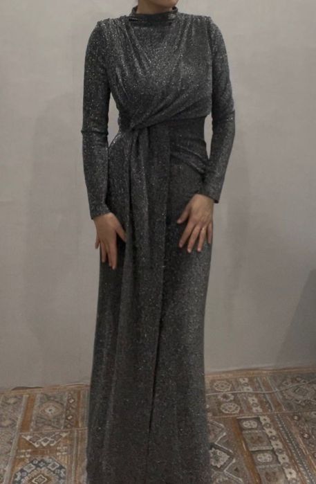 Серебристое сверкающее платье
