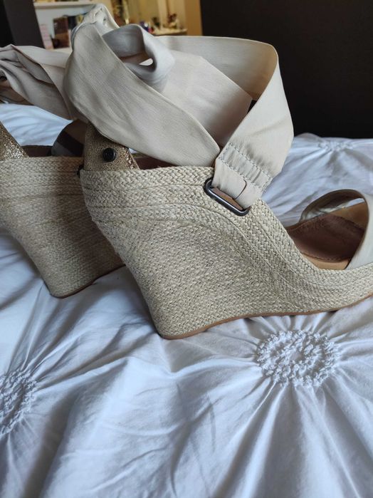Сандали UGG , Zara, 39 размер с платформа, отлични