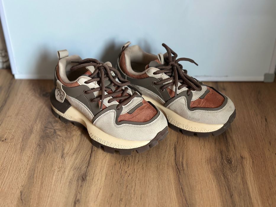 Женские кроссовки