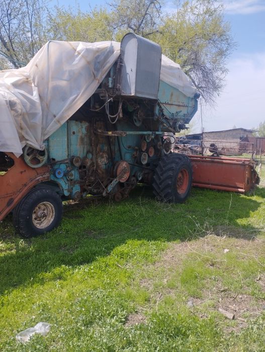 Комбайн Енисей на ходу