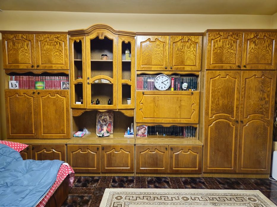 Vand mobila din lemn masiv in stare foarte bună