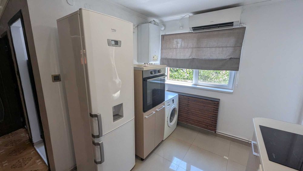 Proprietar vand apartament 3 camere in vila cu curte proprie