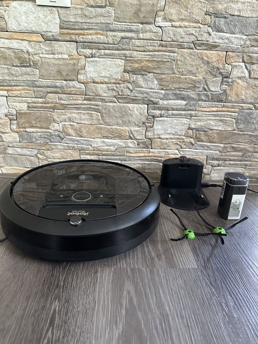 Робот прахосмукачка  Irobot roomba i7 подарък 2 четки ,като Нов