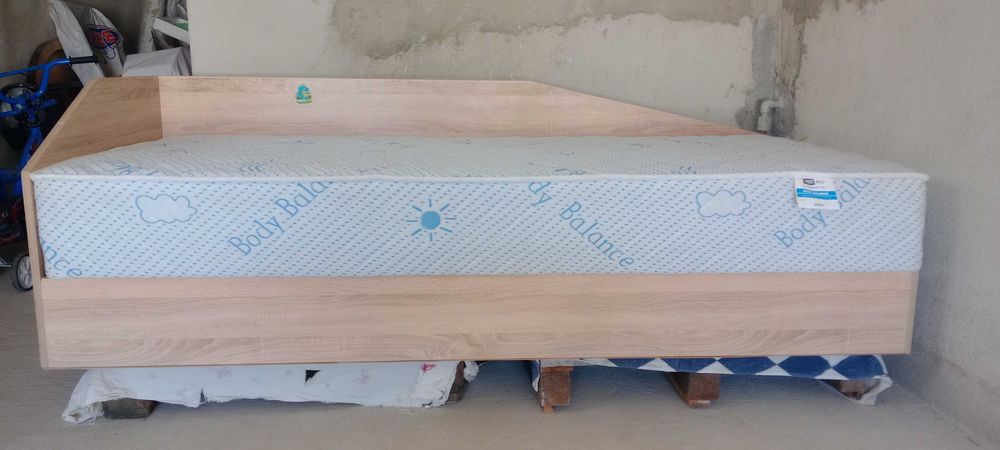 Легло с матрак и повдигаш механизъм