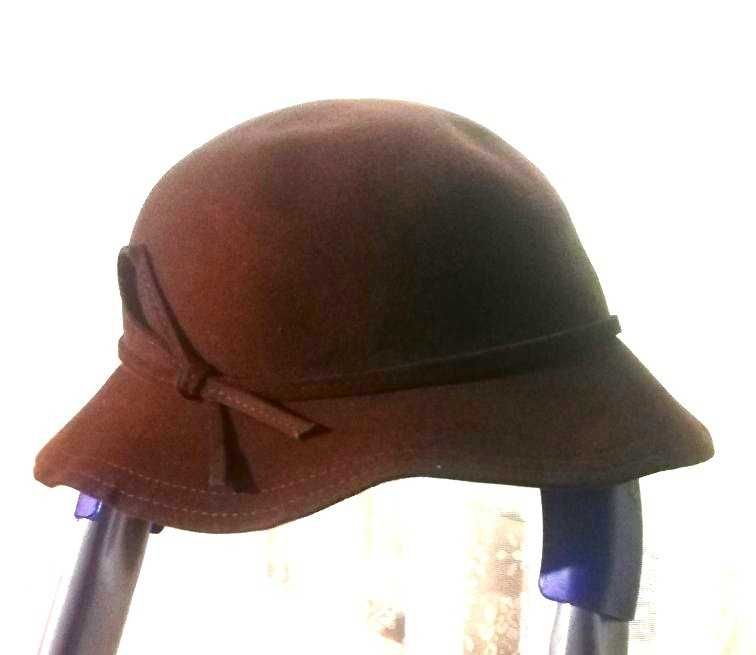 Дамско бомбе в шоколадов цвят, велур.