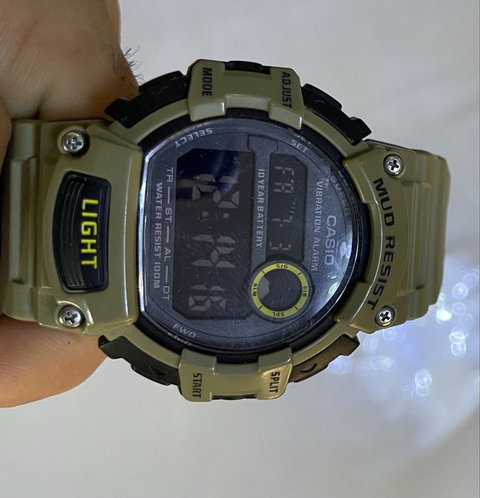 Продается часы Casio черный и зеленый.