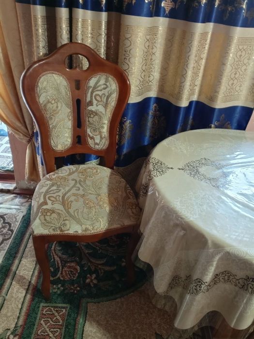 Стол стул сотилади. Продается стол со стульями