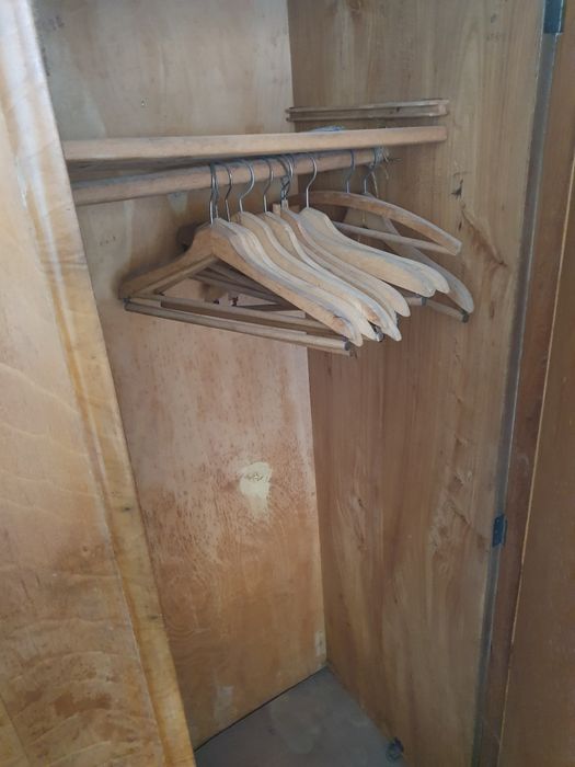 Гардероб от масивна дървесина