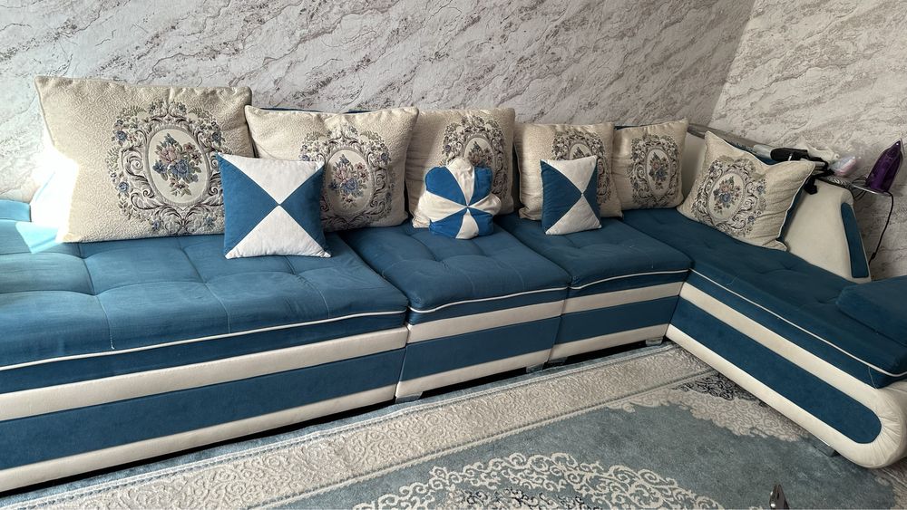 Диван большой 4м и пуфик