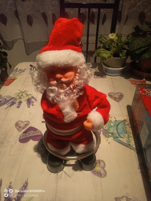 Mos craciun muzical in cutie aproape nou