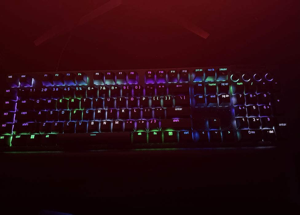 Tastatura Razer Blackwidow V4 GARANTIE 2028 + KEYCAPS HYPERX CADOU