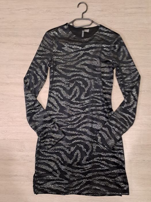 Елегантна черна рокля с кадифена материя и сребристи акценти H&M