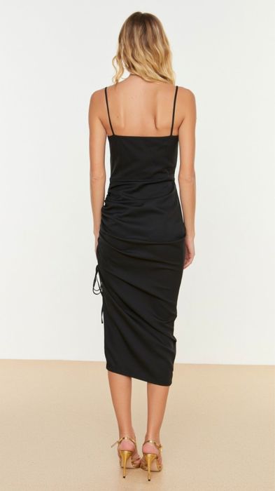 Платья черная с вырезом.