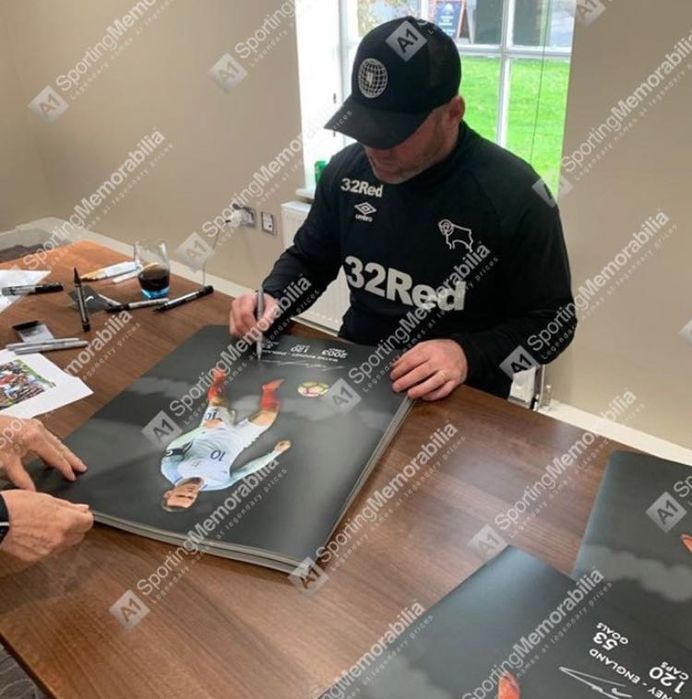 Poster cu autograful lui Wayne Rooney.