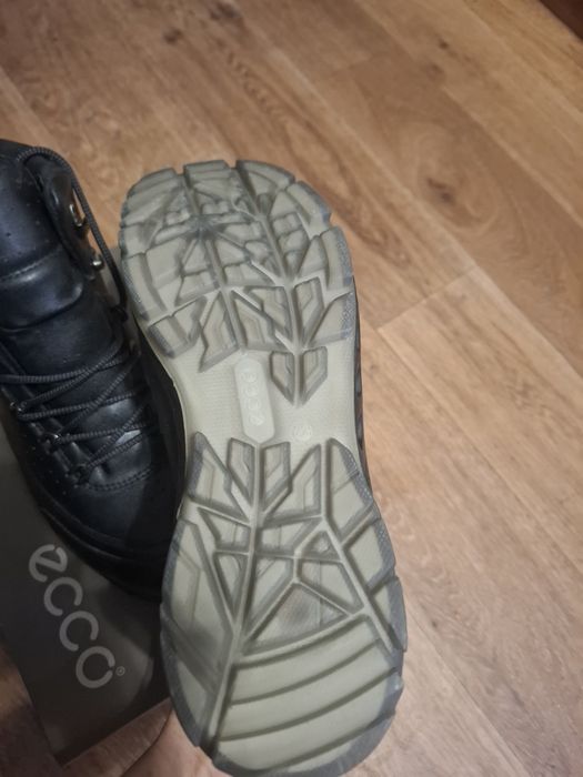 Зимние кроссовки продам