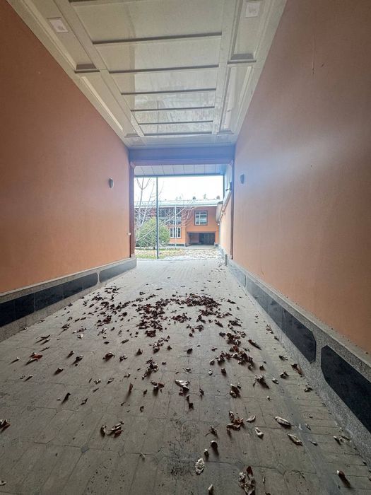 Не далеко от посольства США сдаётся Участок 12сото 12 комнат в аренду