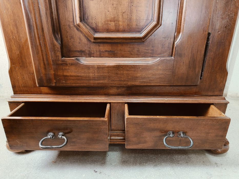 Дъбов гардероб с две чекмеджета