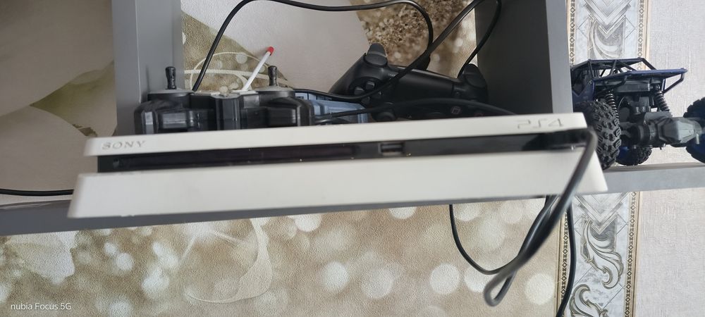 Игровая приставка PS 4 SLIM