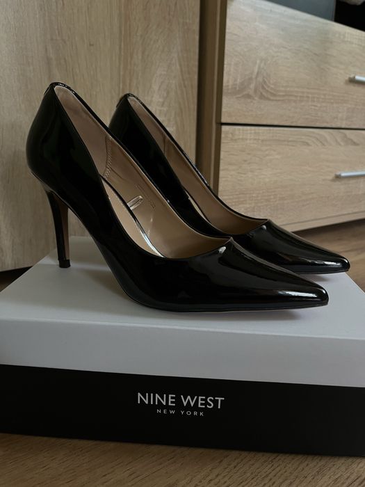 Чисто нови дамски обувки Nine West – черен лак, 9.5 см ток