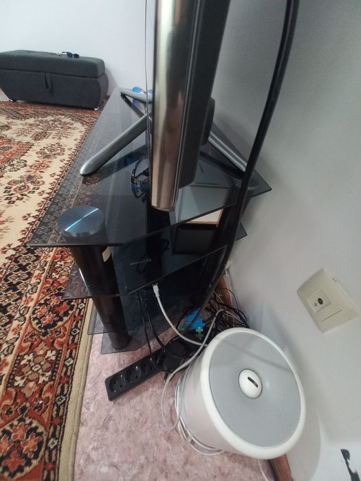 Подставка стеклянная под телевизор