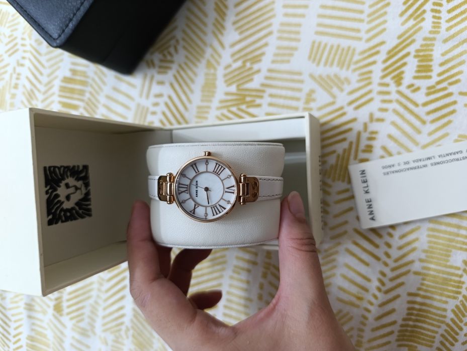 Продаю часы оригинал Anne Klein