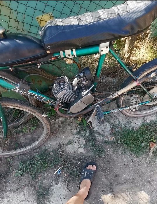 vand bicicleta cu motor de 80 cc 2 T perfect functionala sau dau la schimb in combinatii