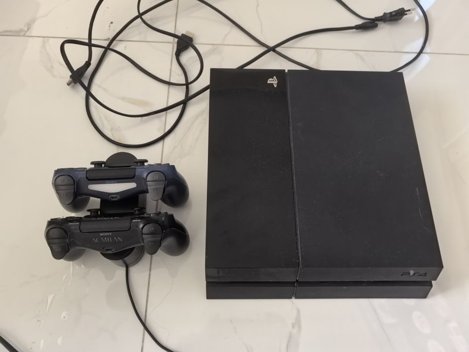 Play Station 4 с 2 joystick-a и игри