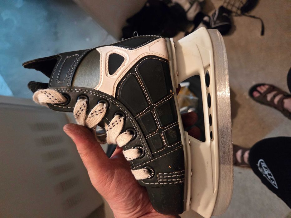 Echipament hochei copil 4-7 ani (casca patine crosa manusi protectii)