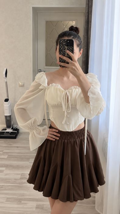 Легкий топ с объёмными рукавами