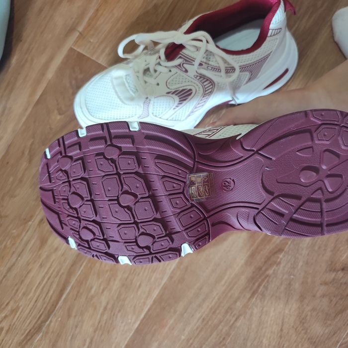 Красавки, красные кроссовки обувь,