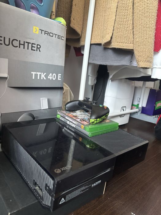 Xbox one cu 1 maneta si 3 jocuri