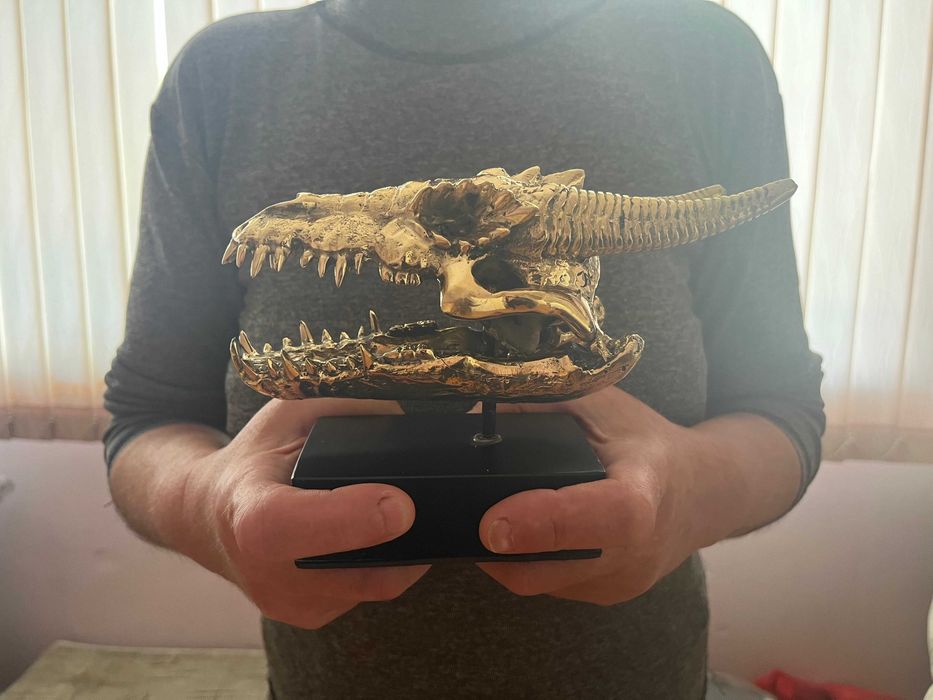 Декорация,скулптура глава на дракон от полиран бронз,в цвят злато