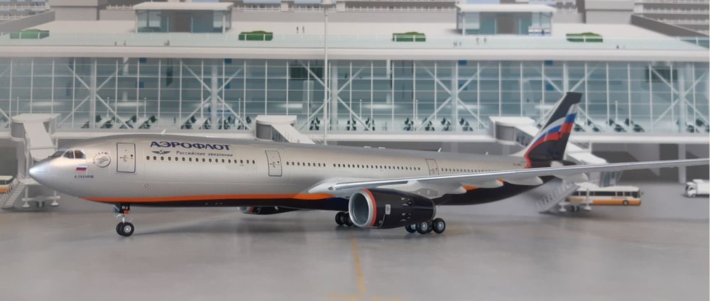 Собранная модель самолёта. Airbus A330-300
