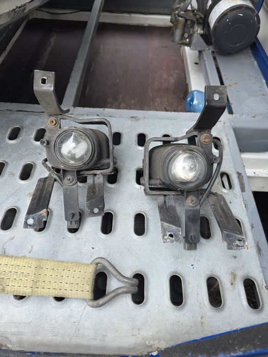 Халогени за Mitsubishi Carisma 2004 година