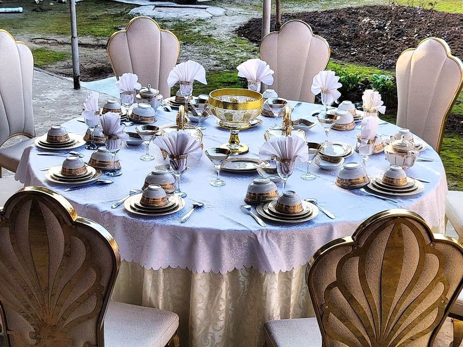 Prakat stol va stullar. Chinni idishlar