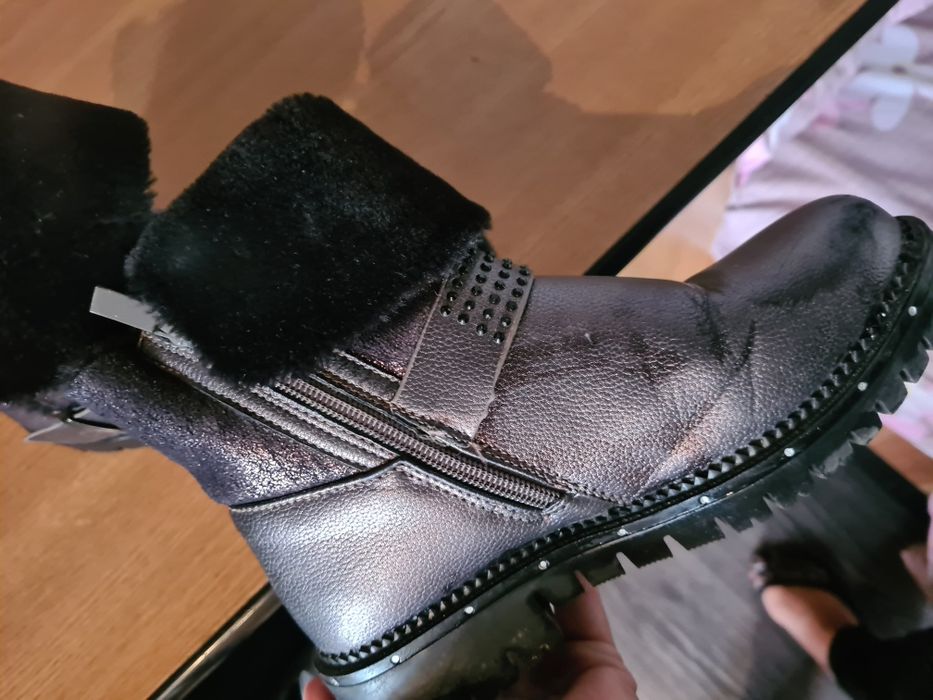 Vand bocanci fete mar 34 ca noi la 45 lei Timișoara