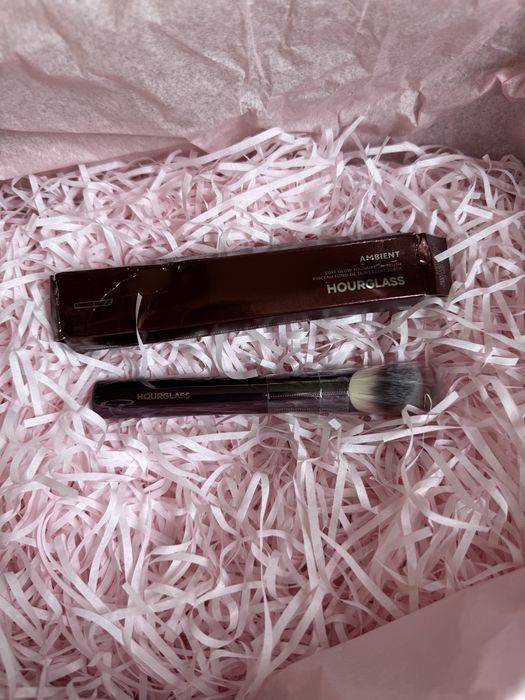 Ambient Soft Glow Foundation Brush/Pensula pentru fond de ten, Hourglass