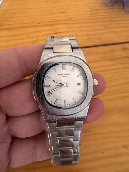 Vand ceas barbatesc inscriptionat Patek Phillipe