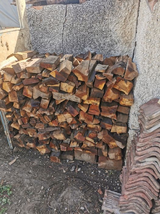 Продавам сухи дърва за огрев