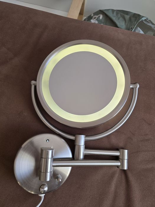 Oglinda pentru make-up cu prindere pe perete.