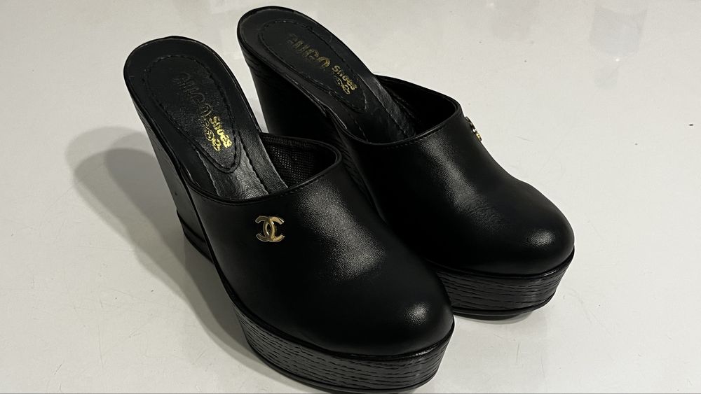 Продаётся обувь.