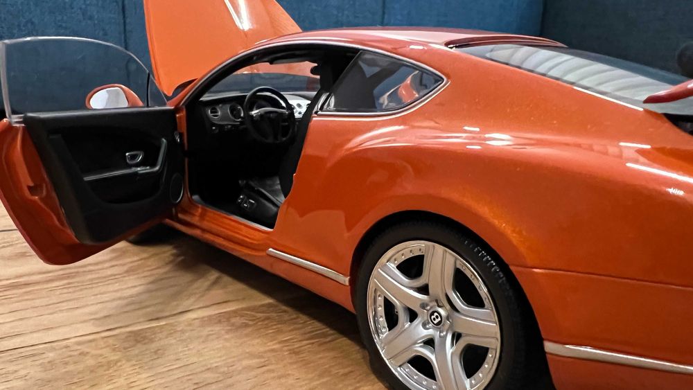 Macheta Minichamps 1/18 Bentley Continental GT 2011