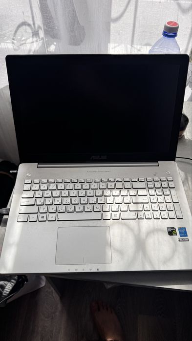 Ноутбук Асус в хорошем состояний