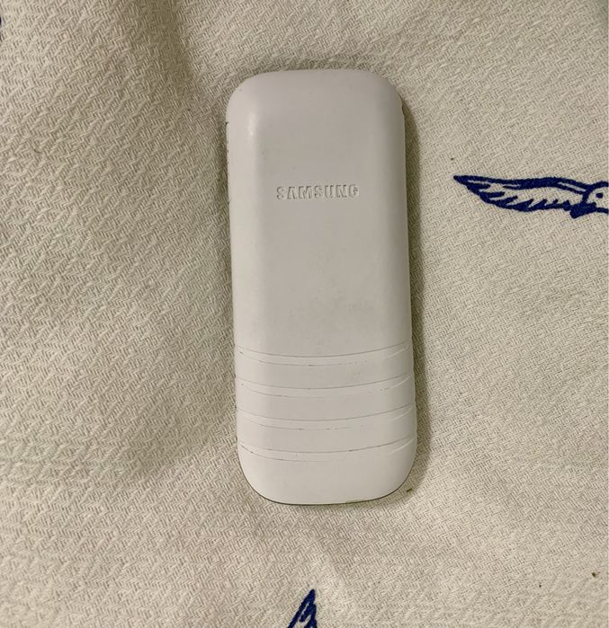 Продам кнопочный Samsung GT-E1202i